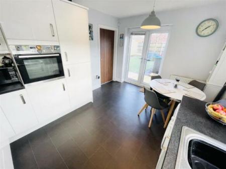 2 bedroom Mews house to let in Harper Close, Winnington, CW8