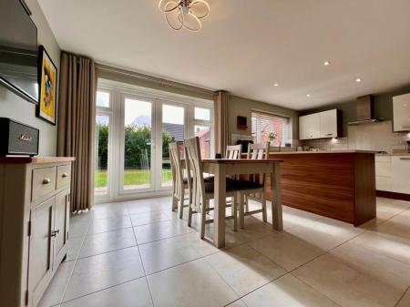 5 bedroom Detached house to let in Barnside Way, Moulton, CW9