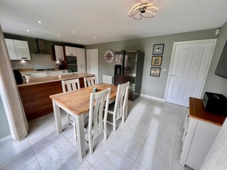 5 bedroom Detached house to let in Barnside Way, Moulton, CW9