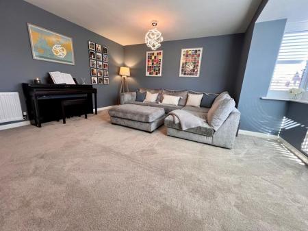 5 bedroom Detached house to let in Barnside Way, Moulton, CW9