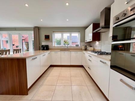 5 bedroom Detached house to let in Barnside Way, Moulton, CW9