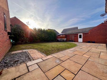 5 bedroom Detached house to let in Barnside Way, Moulton, CW9