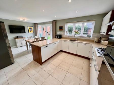 5 bedroom Detached house to let in Barnside Way, Moulton, CW9