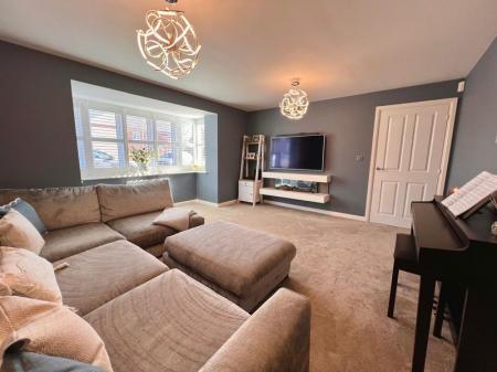 5 bedroom Detached house to let in Barnside Way, Moulton, CW9