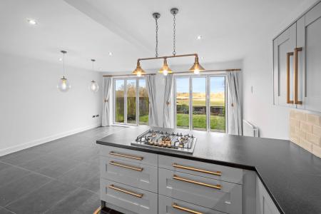 5 bedroom Semi-detached house to let in Hunters Lane, Hartford, CW8