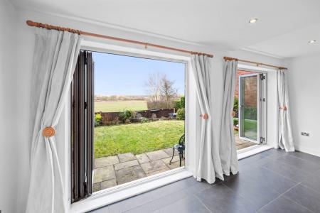 5 bedroom Semi-detached house to let in Hunters Lane, Hartford, CW8