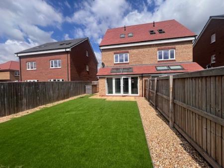 4 bedroom Semi-detached house to let in Outfield Chase, Winnington, CW8