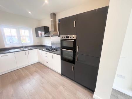 4 bedroom Semi-detached house to let in Outfield Chase, Winnington, CW8