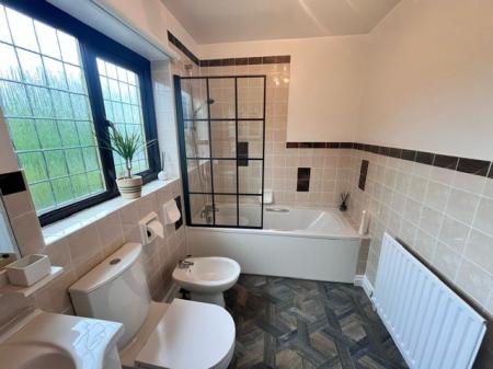 4 bedroom Detached house to let in Chester Road, Northwich, CW8