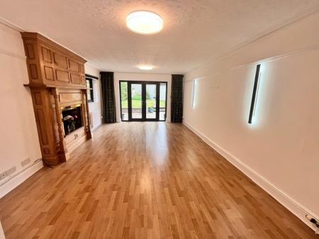 4 bedroom Detached house to let in Chester Road, Northwich, CW8