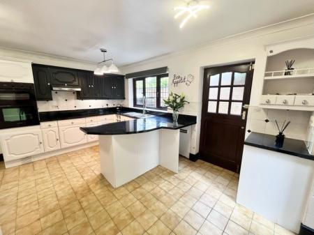 4 bedroom Detached house to let in Chester Road, Northwich, CW8