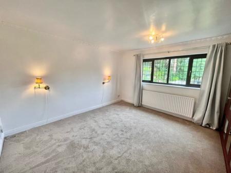 4 bedroom Detached house to let in Chester Road, Northwich, CW8