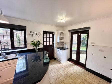 4 bedroom Detached house to let in Chester Road, Northwich, CW8