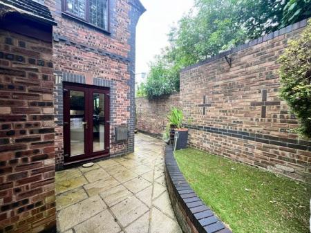 4 bedroom Detached house to let in Chester Road, Northwich, CW8