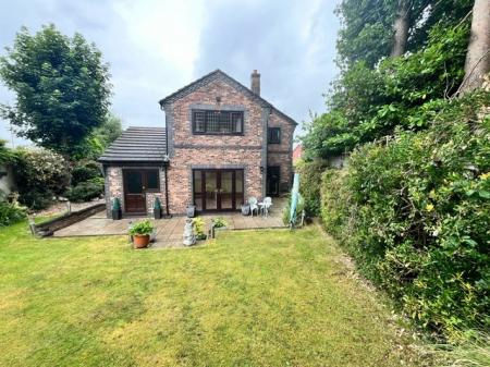 4 bedroom Detached house to let in Chester Road, Northwich, CW8