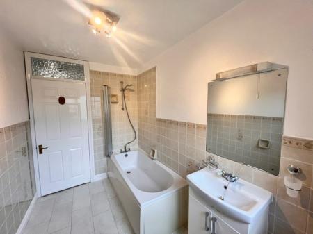 4 bedroom Detached house to let in Chester Road, Northwich, CW8