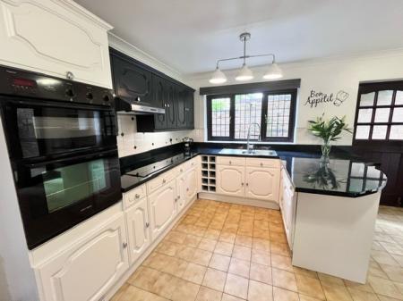 4 bedroom Detached house to let in Chester Road, Northwich, CW8