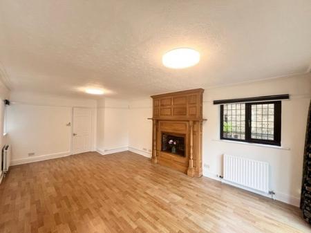 4 bedroom Detached house to let in Chester Road, Northwich, CW8