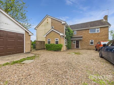4 bedroom Detached house for sale in Great North Road, Newark, Sutton on Trent, NG23