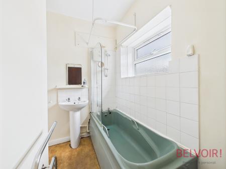 1 bedroom Ground floor flat for sale in Leen Court, Nottingham, NG7