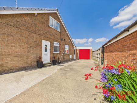 2 bedroom Semi-detached bungalow for sale in Wynndale Drive, Mansfield, NG18