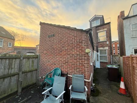 6 bedroom Town house to let in Hungerton Street, Lenton, Nottingham, NG7