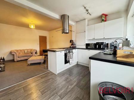 3 bedroom Flat to let in Lilac Grove, Beeston, NG9
