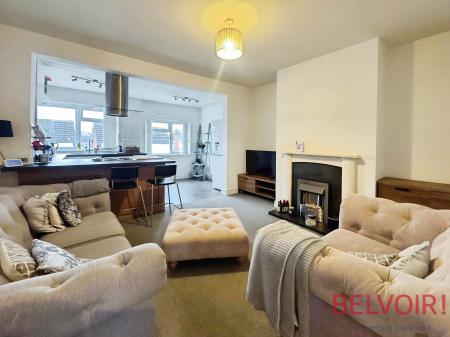 3 bedroom Flat to let in Lilac Grove, Beeston, NG9