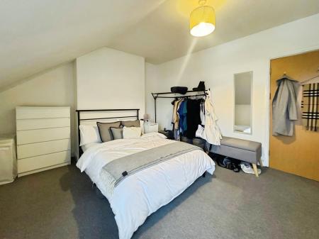 3 bedroom Flat to let in Lilac Grove, Beeston, NG9