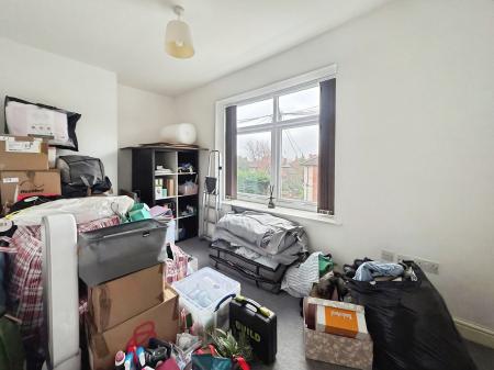 3 bedroom Flat to let in Lilac Grove, Beeston, NG9