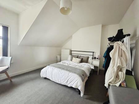 3 bedroom Flat to let in Lilac Grove, Beeston, NG9