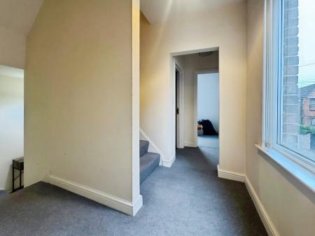 3 bedroom Flat to let in Lilac Grove, Beeston, NG9