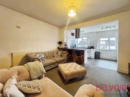 3 bedroom Flat to let in Lilac Grove, Beeston, NG9