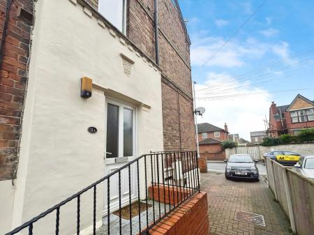 3 bedroom Flat to let in Lilac Grove, Beeston, NG9