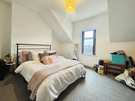 3 bedroom Flat to let in Lilac Grove, Beeston, NG9