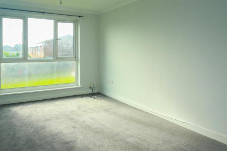 2 bedroom Flat to let in Princess Close, Gedling, Nottingham, NG4