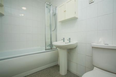 2 bedroom Flat to let in Princess Close, Gedling, Nottingham, NG4