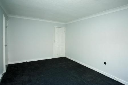 2 bedroom Flat to let in Princess Close, Gedling, Nottingham, NG4