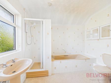 3 bedroom Detached house for sale in Piccadilly, Bulwell, NG6