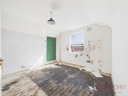4 bedroom Semi-detached house for sale in Broomhill Road, Nottingham, NG6