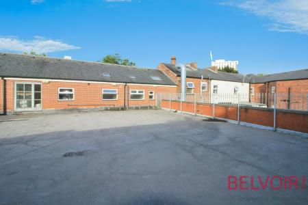 3 bedroom Flat to let in Foxrose Courtyard, Aberdeen Street, Nottingham