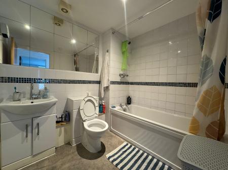 2 bedroom Flat to let in Derby Road, Nottingham, NG1