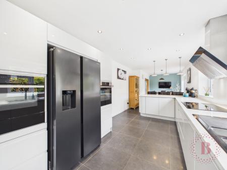 4 bedroom Detached house for sale in Highfield Close, Ravenshead, NG15