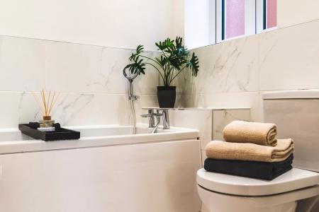 5 bedroom Detached house for sale in Field Farm, Stapleford, Stapleford, NG9