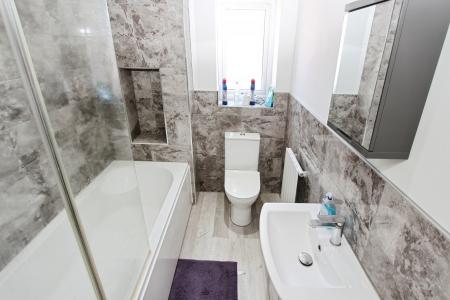 2 bedroom Flat to let in Lily Grove, Beeston, NG9