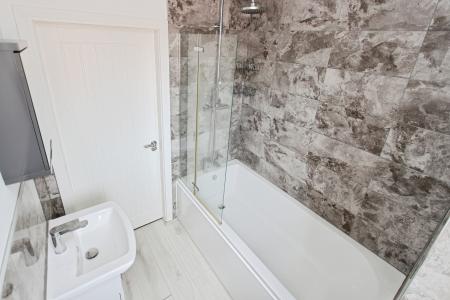 2 bedroom Flat to let in Lily Grove, Beeston, NG9