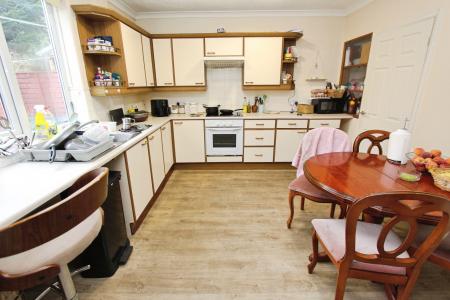 3 bedroom Terraced House for sale in Queens Road West, Beeston, Beeston, NG9