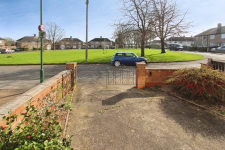 3 bedroom Terraced House for sale in Sedgewood Grove, Clifton, NG11