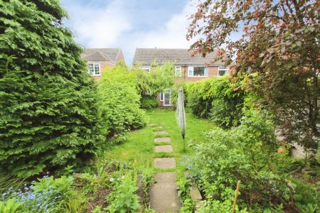 3 bedroom Semi-detached house to let in Ferndale Close, Coal Aston, S18
