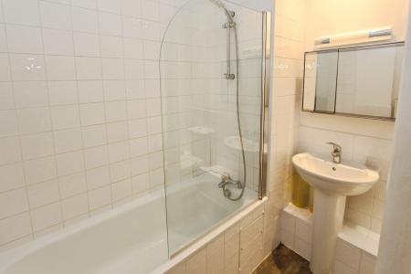 2 bedroom Flat for sale in Wollaton Road, Beeston, NG9